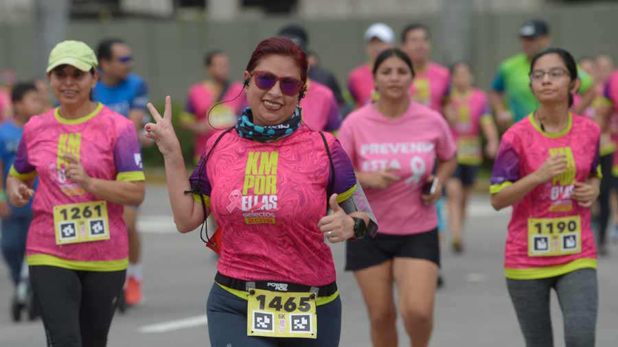 Alcalde de San Salvador Ernesto Muyshondt participo en la carrera "Kilómetros Por Ellas"