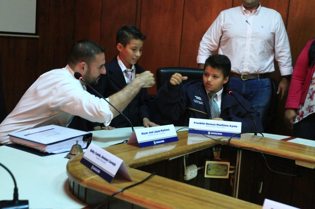 Alcalde Ernesto Muyshondt invitó a estudiantes al primer Concejo Municipal infantil en la Alcaldía de San Salvador