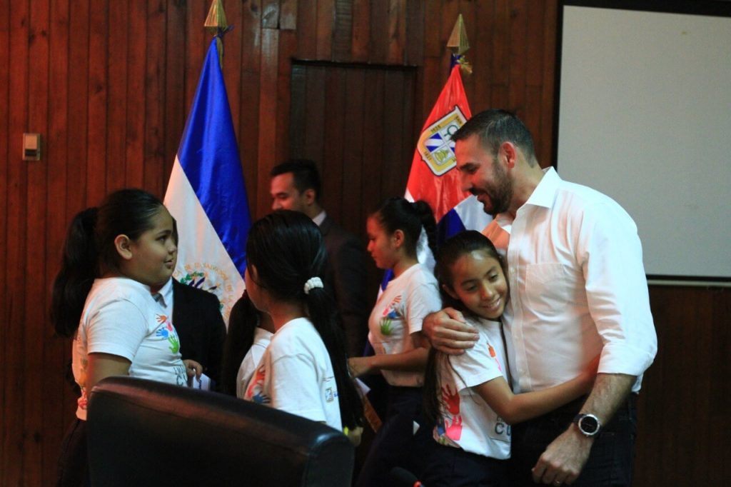 Alcalde Ernesto Muyshondt invitó a estudiantes al primer Concejo Municipal infantil en la Alcaldía de San Salvador