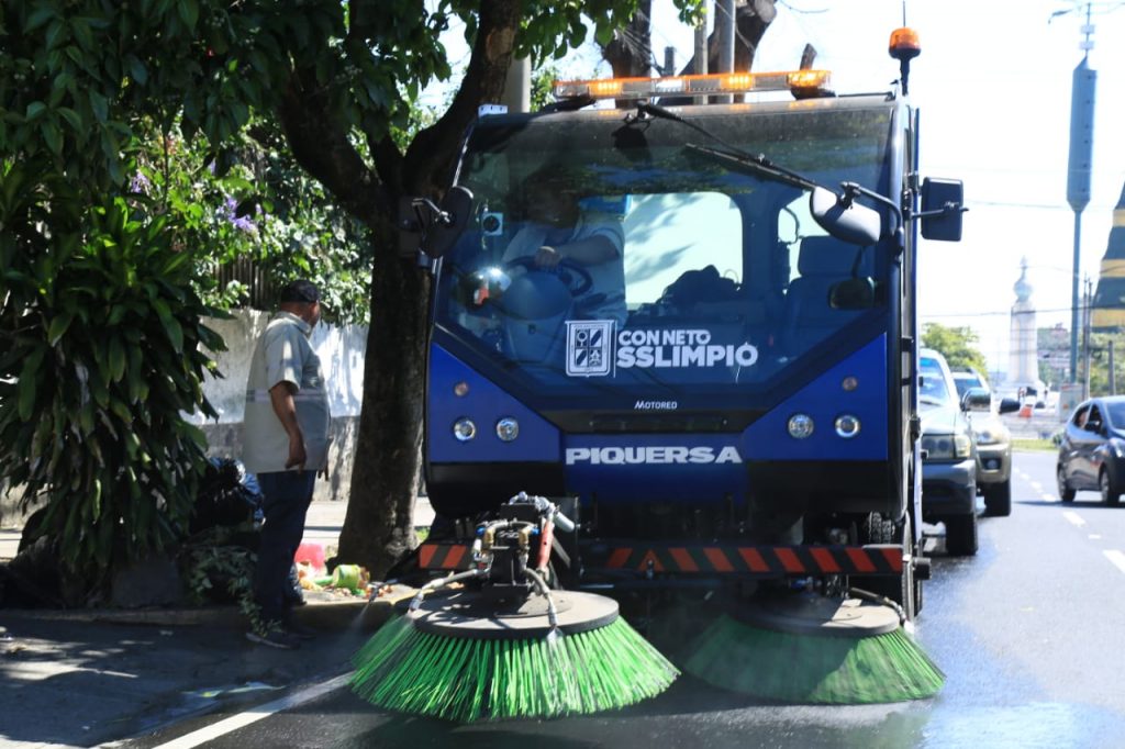 Alcalde Neto Muyshondt dispuso barredoras mecanizadas que ya cumplen su función en San Salvador