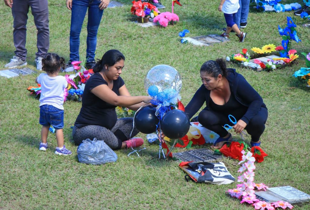 2 de noviembre en el Parque Memorial La Bermeja con la vista de Muyshondt Alcalde de San Salvador