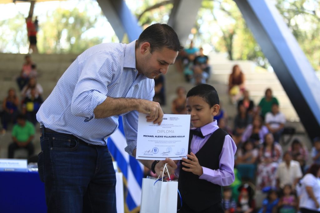 GALERÍA: Alcaldía de Neto Muyshondt entregó diplomas a niños graduados