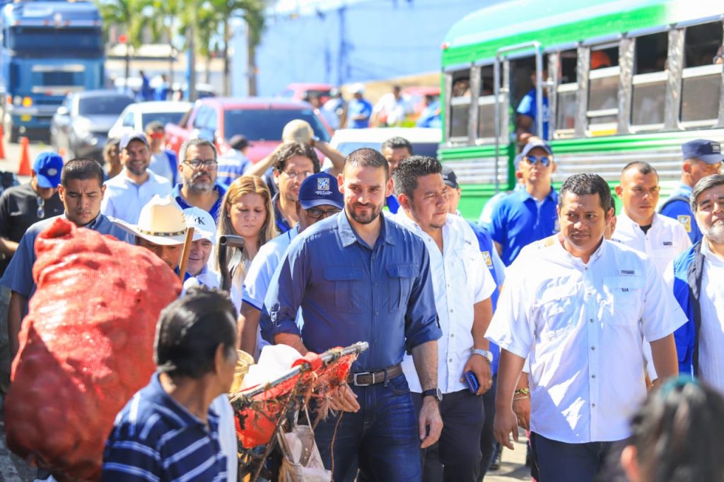 Alcalde Muyshondt supervisa trabajos de revitalización del mercado La Tiendona