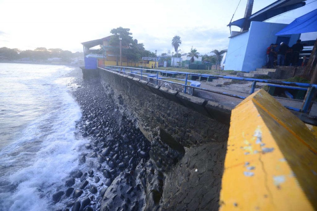 Malecón del puerto La Libertad con daños estructurales Malecón del puerto La Libertad con daños estructurales