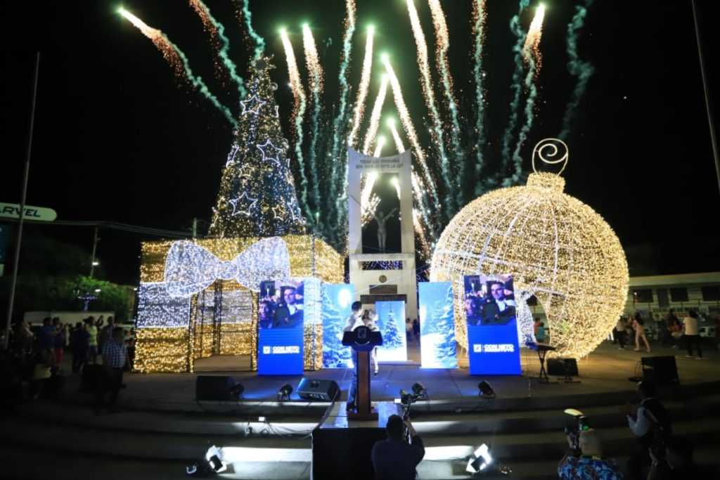 GALERÍA: Alcalde Muyshondt inaugura iluminación en redondel Constitución