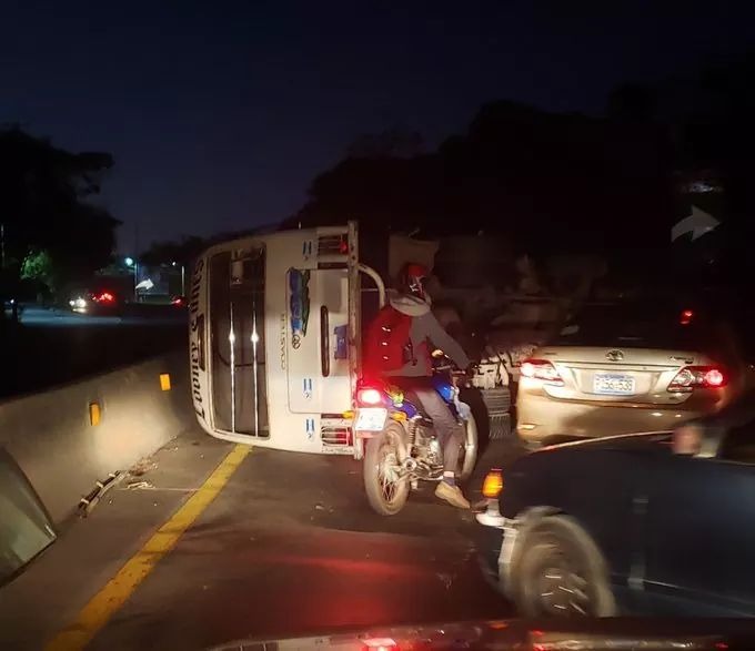 Accidente en carretera a Quezaltepeque deja como resultado 8 lesionados