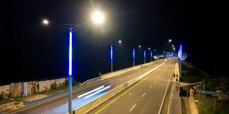Modernización vial en El Salvador: iluminación de la carretera de Oro mejora la seguridad